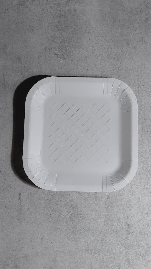 Plato cuadrado desechable resistente blanco de papel (No. 4) para eventos y comida. Alto 1.5 cm, largo 16.7 cm, ancho 17 cm — video de producto