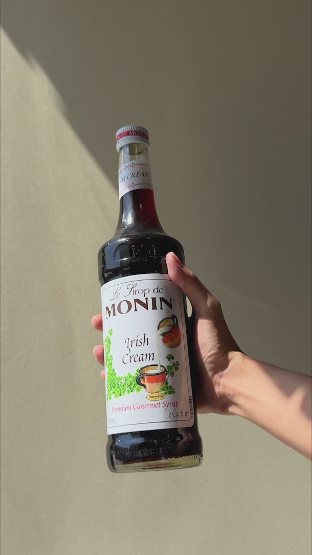 Jarabe de crema irlandesa botella de vidrio Monin 750 ml — video de producto