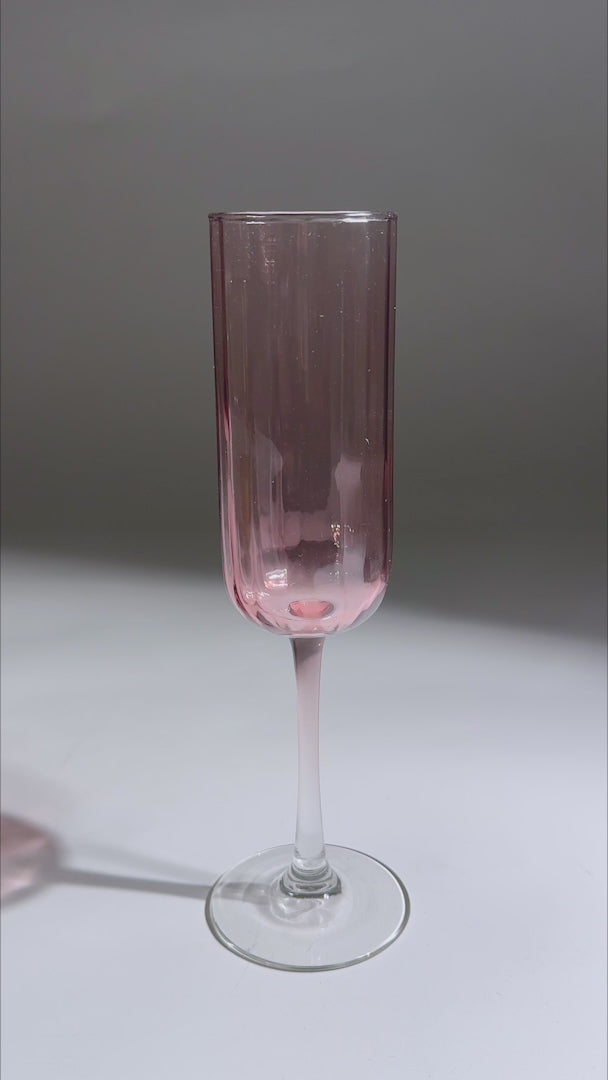 Video del cáliz rosa, tallo y base de la copa flauta Linear Blush