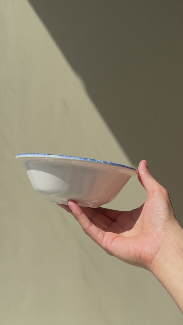 Cargar vídeo: Video del perfil, profundidad y borde azul del plato hondo Harena