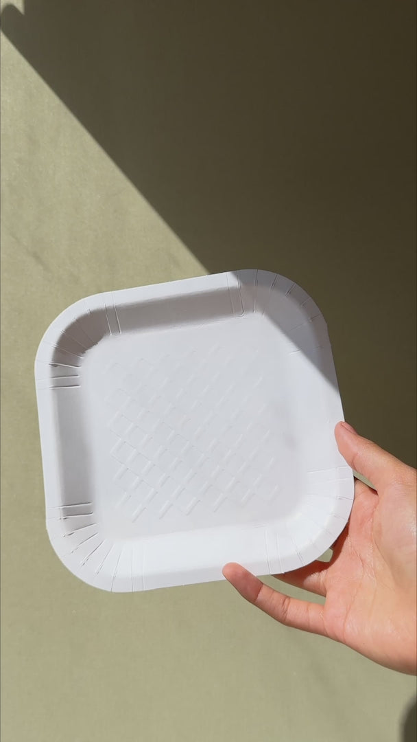 Cargar vídeo: Plato cuadrado desechable resistente blanco de papel (No. 4) para eventos y comida. Alto 1.5 cm, largo 16.7 cm, ancho 17 cm — video de producto