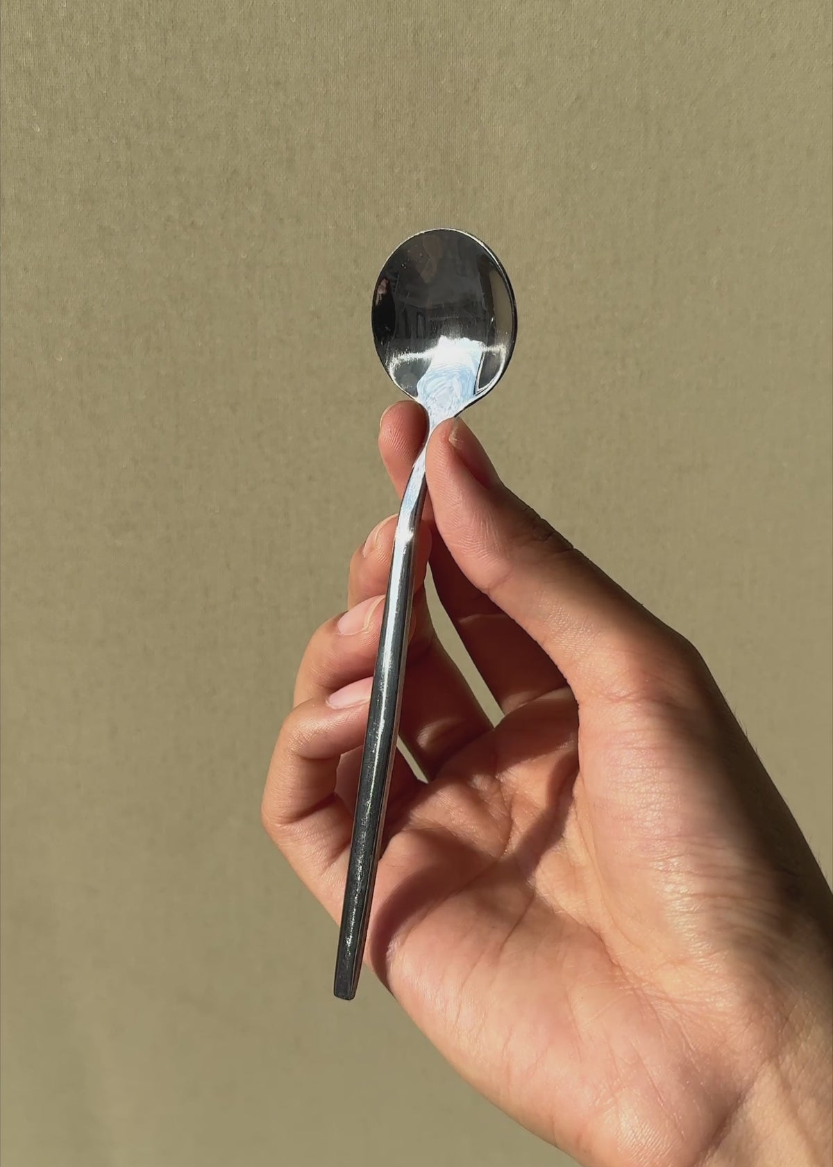 Cargar vídeo: Cuchara para postre de acero inoxidable plata Atenas 13.5 cm — video de producto