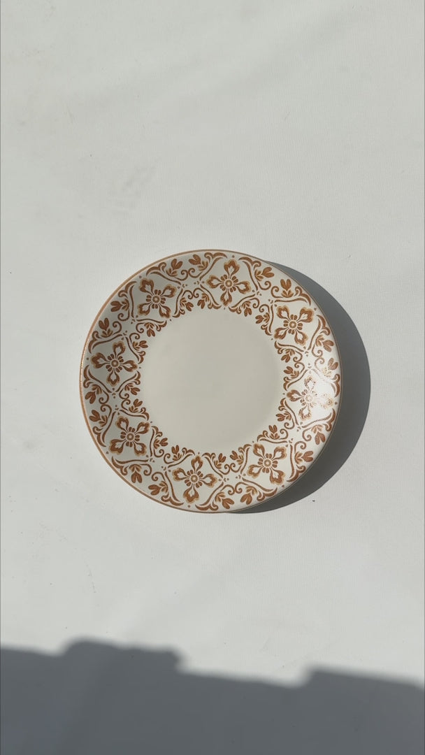 Cargar vídeo: Video de la cenefa floral y borde del plato Regina Talavera Mostaza