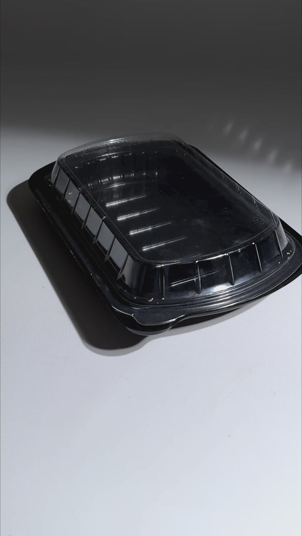 Contenedor domo de plástico (poliestireno) rectangular base negra para alitas 28x18.5x5 cm 800 ml / 27 oz — video de producto