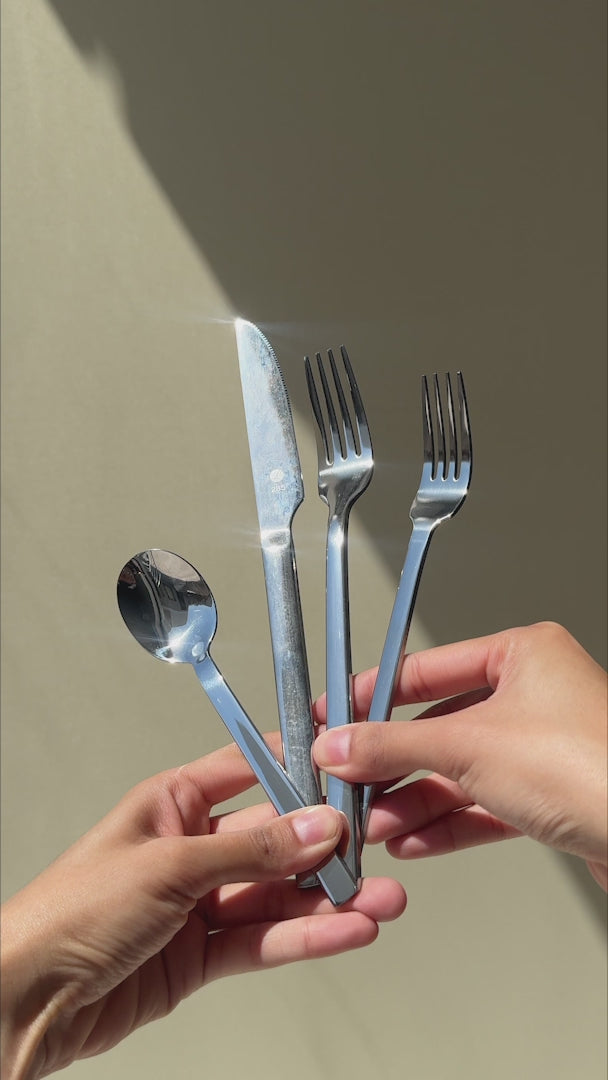 Cargar vídeo: video detalles cuchillos de mesa maha