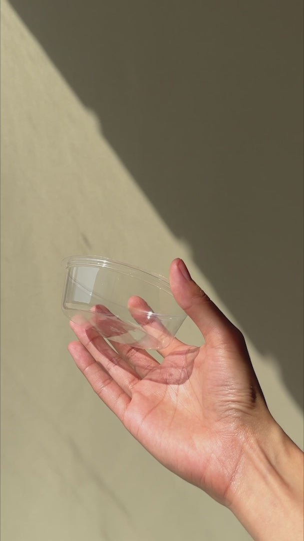 Cargar vídeo: Tapa inserto de plástico pet transparente premium para vasos de 9, 12, 16 y 20 oz — video de producto