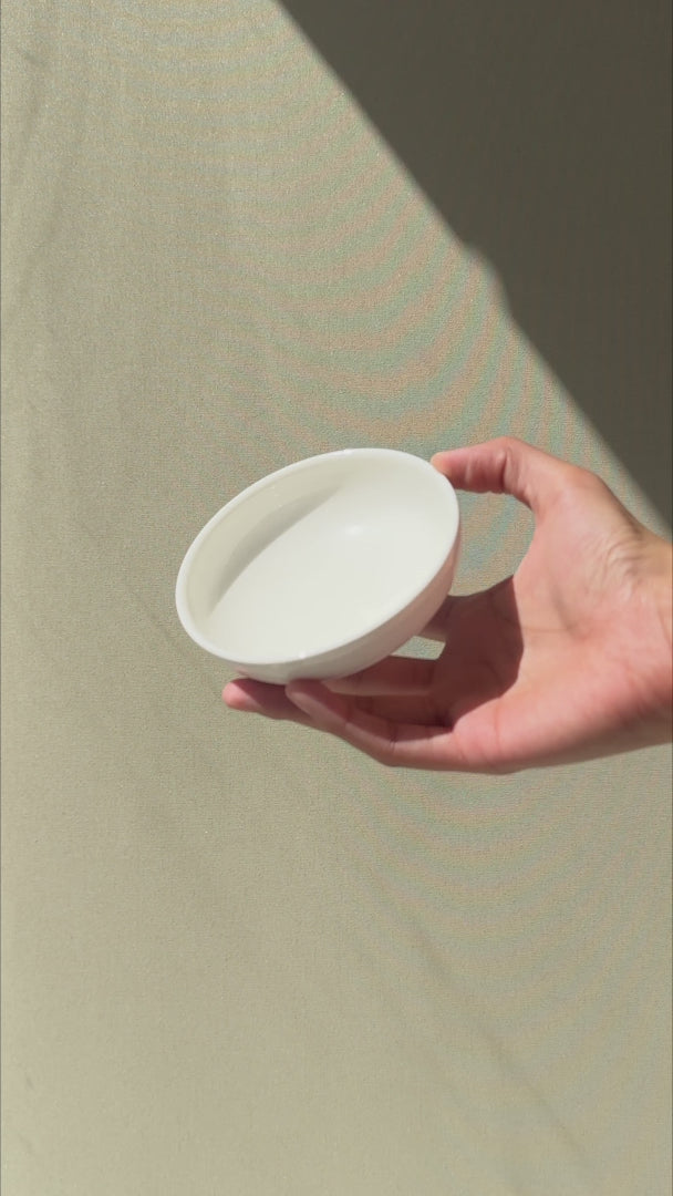 Cargar vídeo: Video del tazón bajo de porcelana blanco Hygge de 150 ml