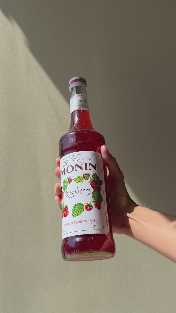 Jarabe de frambuesa botella de vidrio Monin 750 ml — video de producto