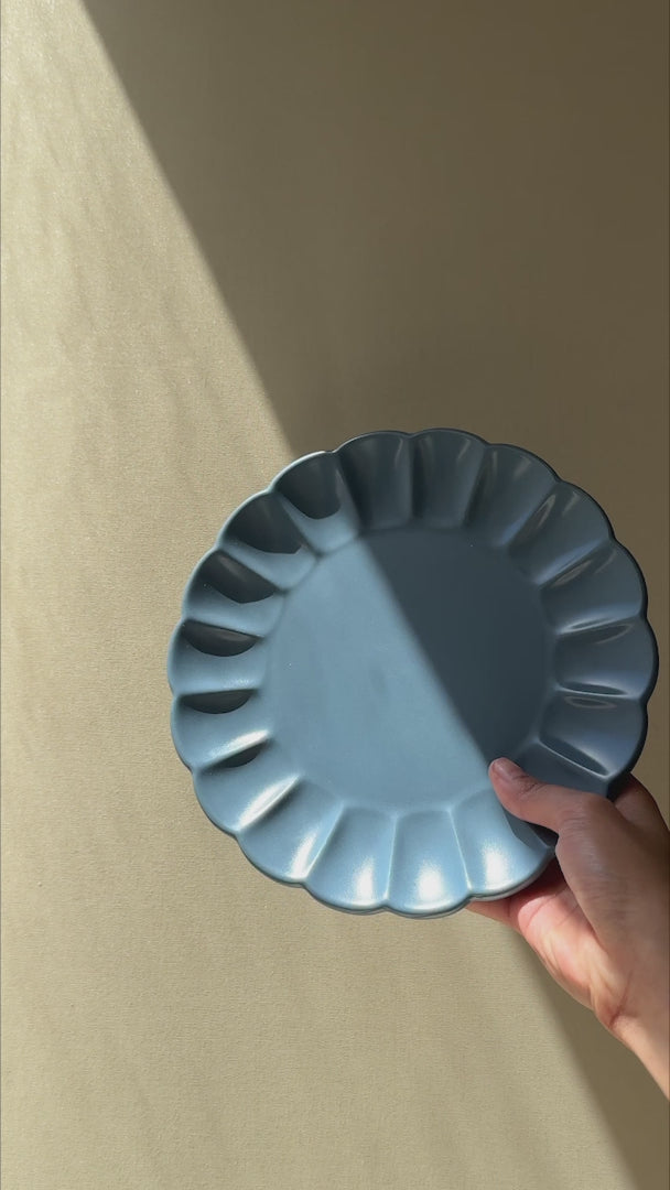 Plato trinche de cerámica premium azul mate Pétalo Ø 22 cm — video de producto