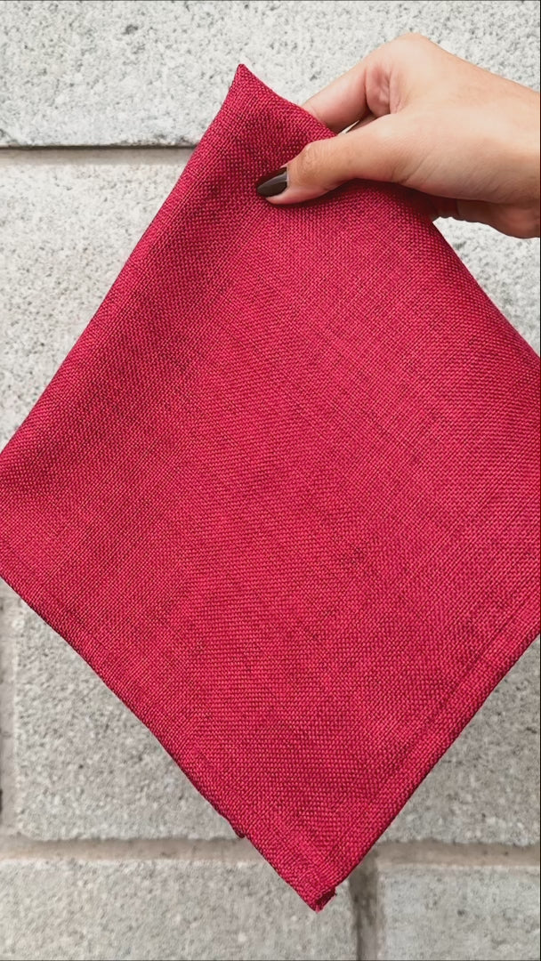 Cargar vídeo: Servilleta de tela (100% poliéster) con bastilla roja Ginebra 45x45 cm — video de producto