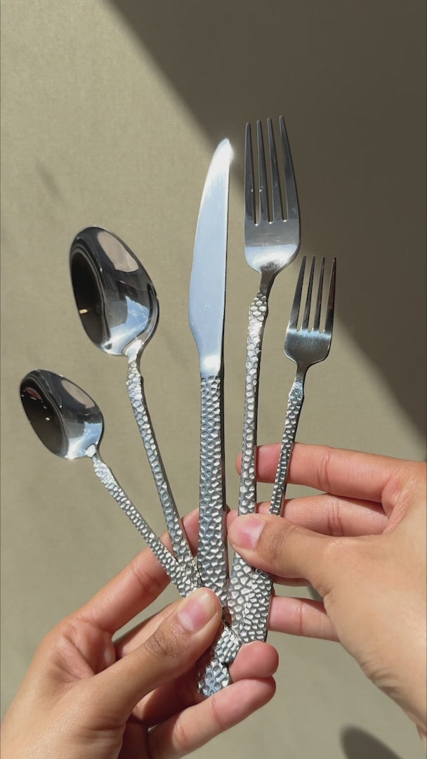 Cargar vídeo: video detalles cubiertos de mesa maha