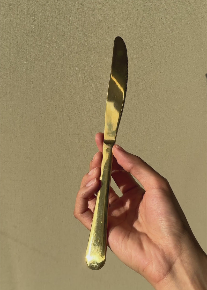 Cubiertos de mesa de acero inoxidable dorado Paulo — video de producto