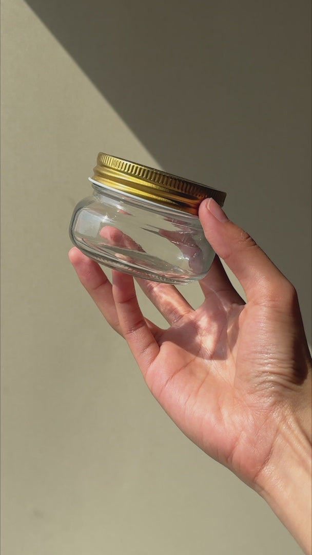 Video del frasco de vidrio con tapa dorada de 150 ml