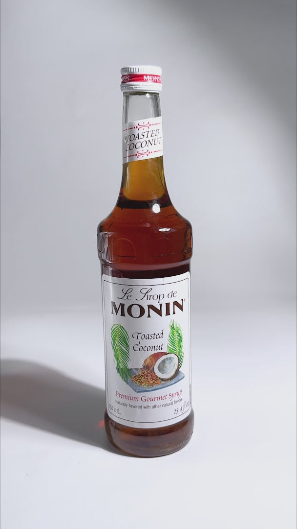 Cargar vídeo: Jarabe de coco tostado botella de vidrio Monin 750 ml — video de producto