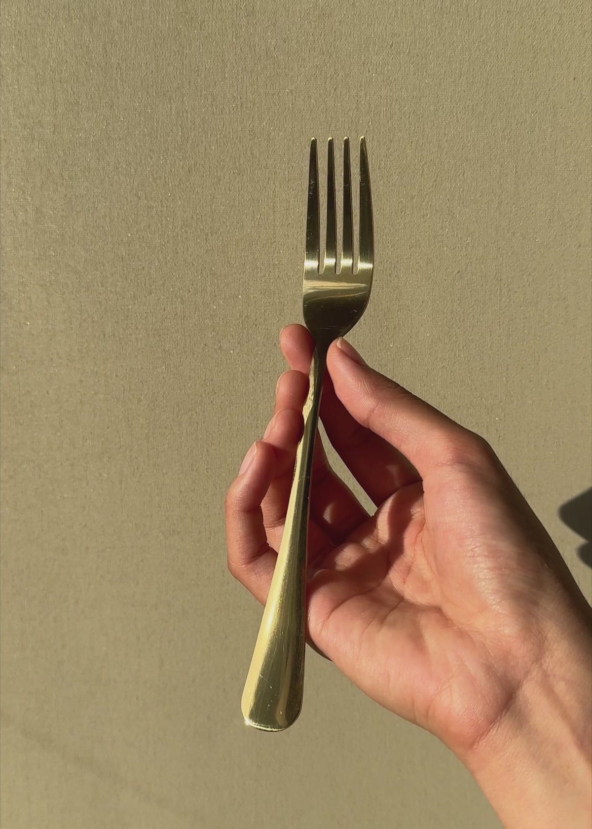 Cargar vídeo: Cubiertos de mesa de acero inoxidable dorado Paulo — video de producto