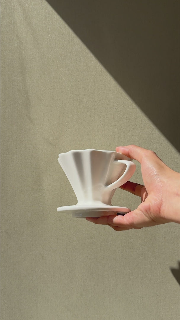 Cargar vídeo: Taza para café filtrado de porcelana Dripper Ø 11 cm — video de producto