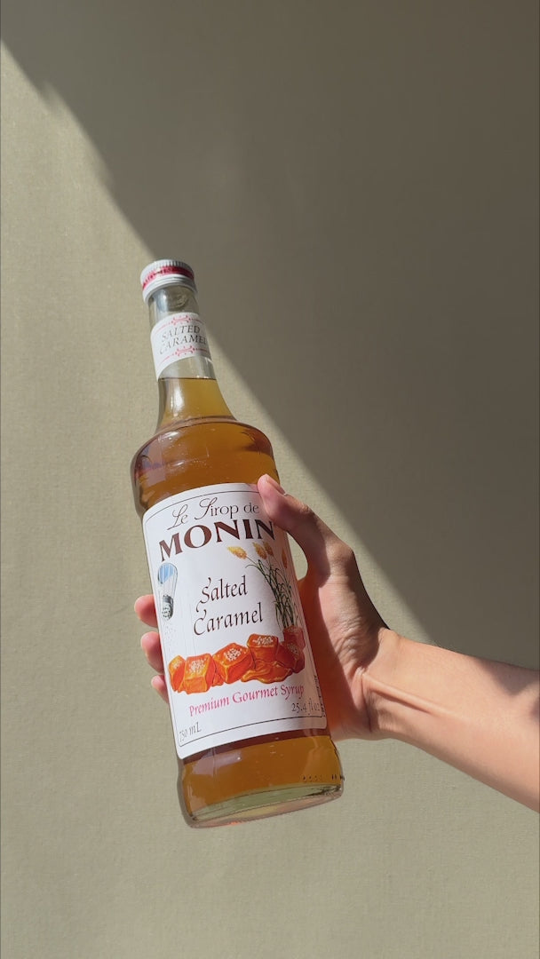Cargar vídeo: Jarabe de caramelo salado botella de vidrio Monin 750 ml — video de producto
