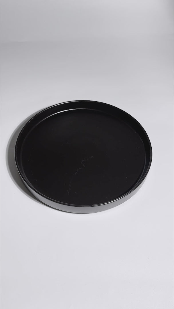 Cargar vídeo: Plato trinche con borde elevado de cerámica premium negro esmalte mate profesional para restaurante y cafeterías Stone Lain Ø 27 cm — video de producto