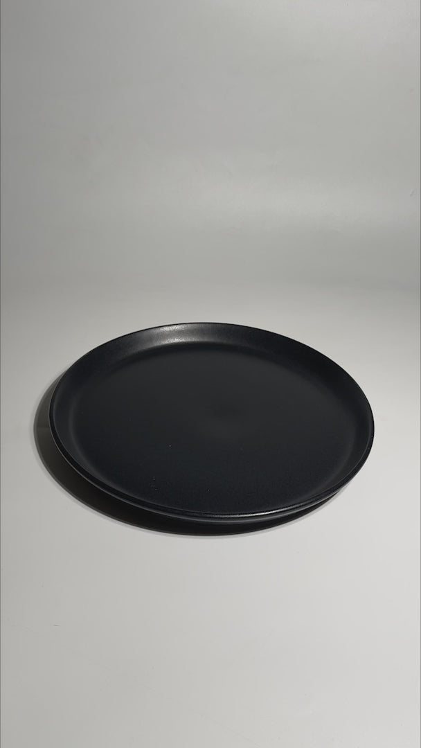 Plato trinche de cerámica negro mate Bruce Ø 26 cm — video de producto