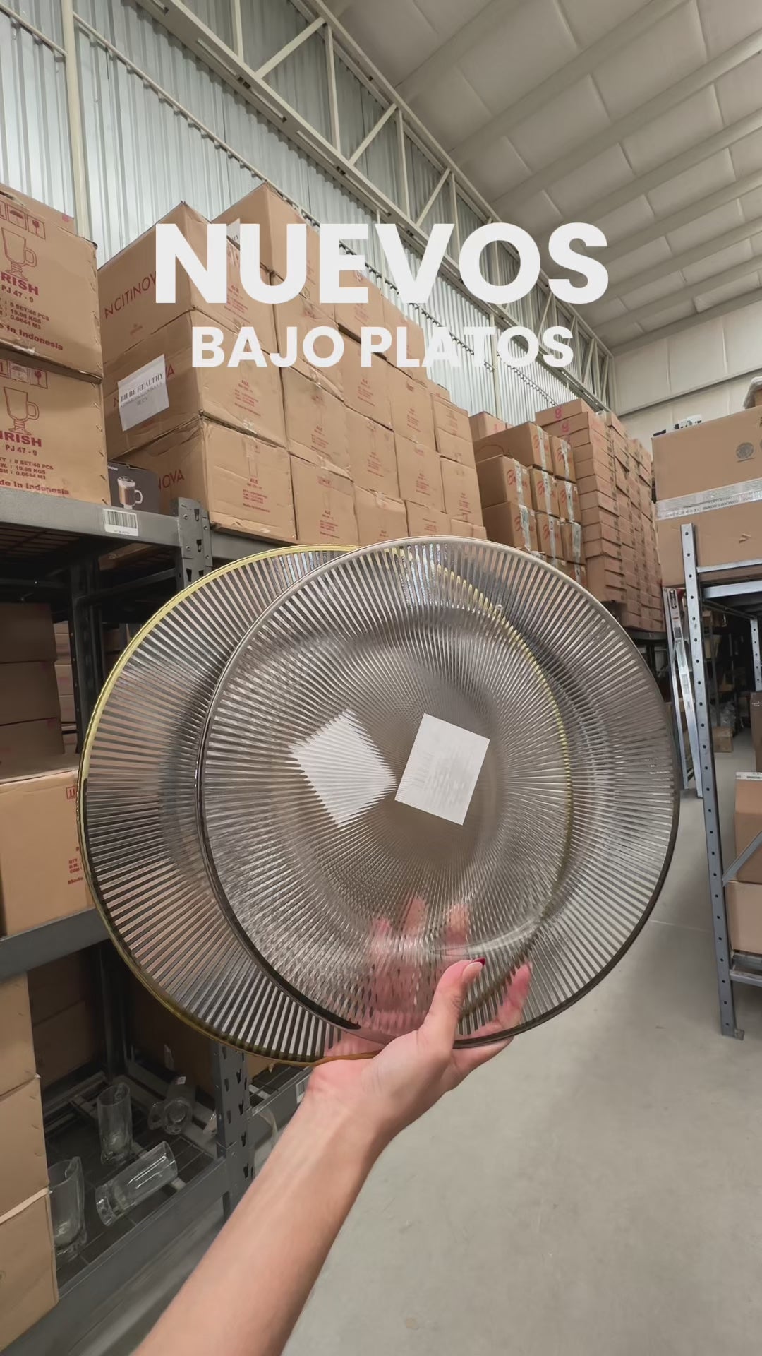 Cargar vídeo: Plato base de vidrio transparente con filo plata y rayas Edge 32.5 cm — video de producto