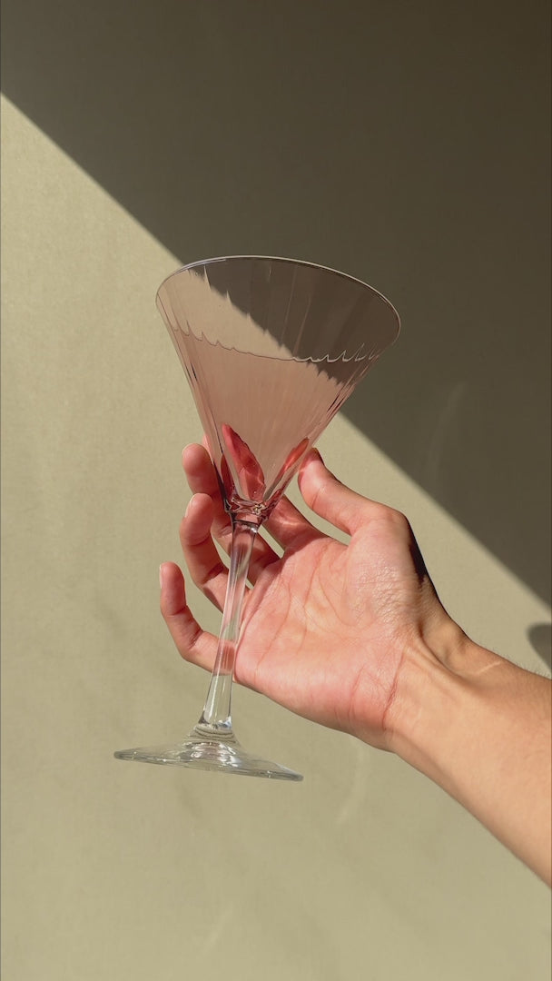 Video de la copa para martini rosa Linear Blush 281 ml