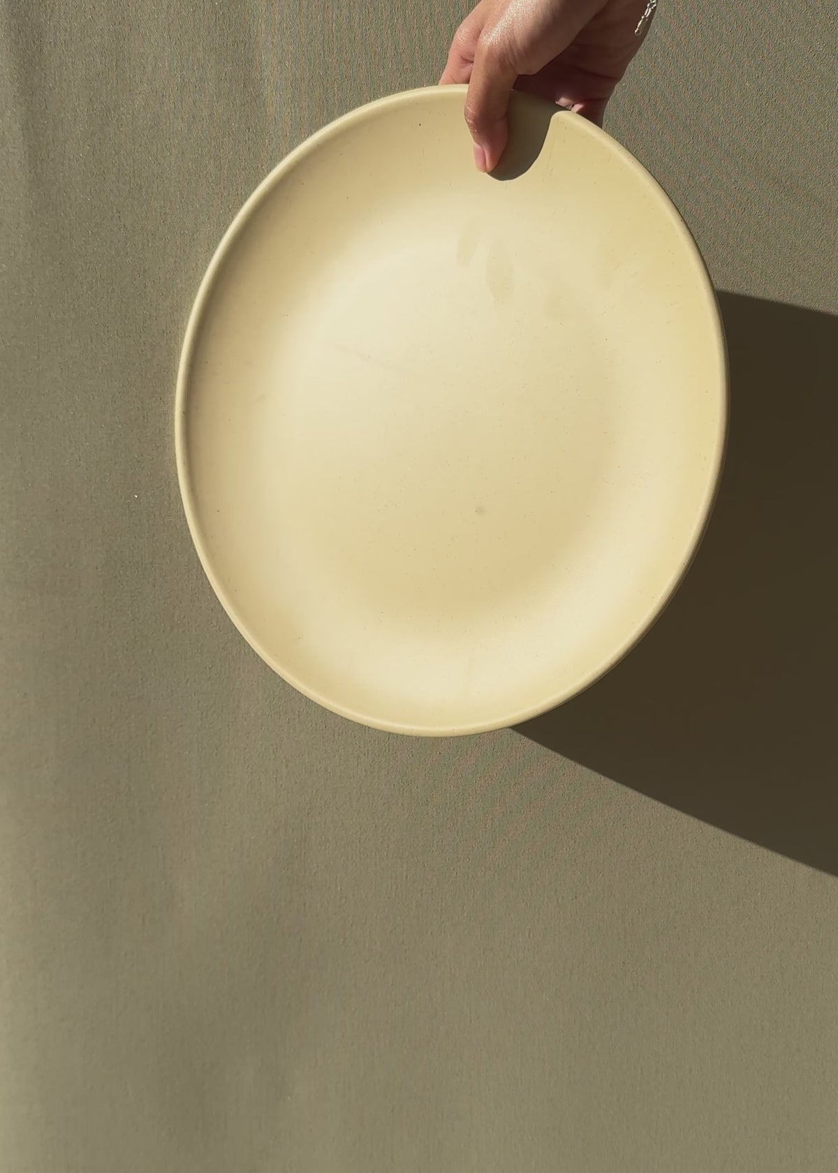 Cargar vídeo: Plato trinche de melamina arena mate de 30.5 cm