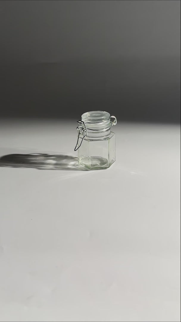 Frasco octagonal especiero de vidrio hermético con tapa clip Brocalito 100 ml — video de producto