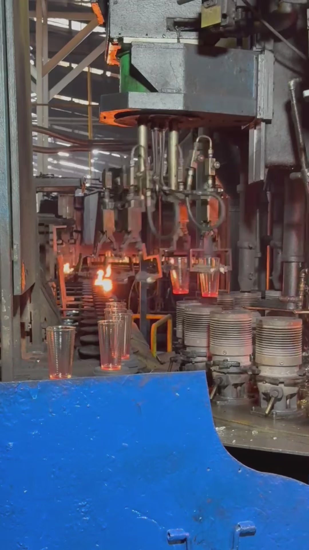 Cargar vídeo: Vaso tubo de vidrio grueso transparente H.B. 300 ml — video de producto