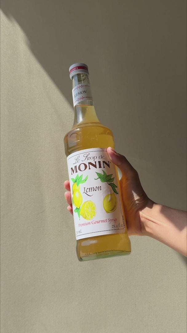 Cargar vídeo: Jarabe de limón botella de vidrio Monin 750 ml — video de producto
