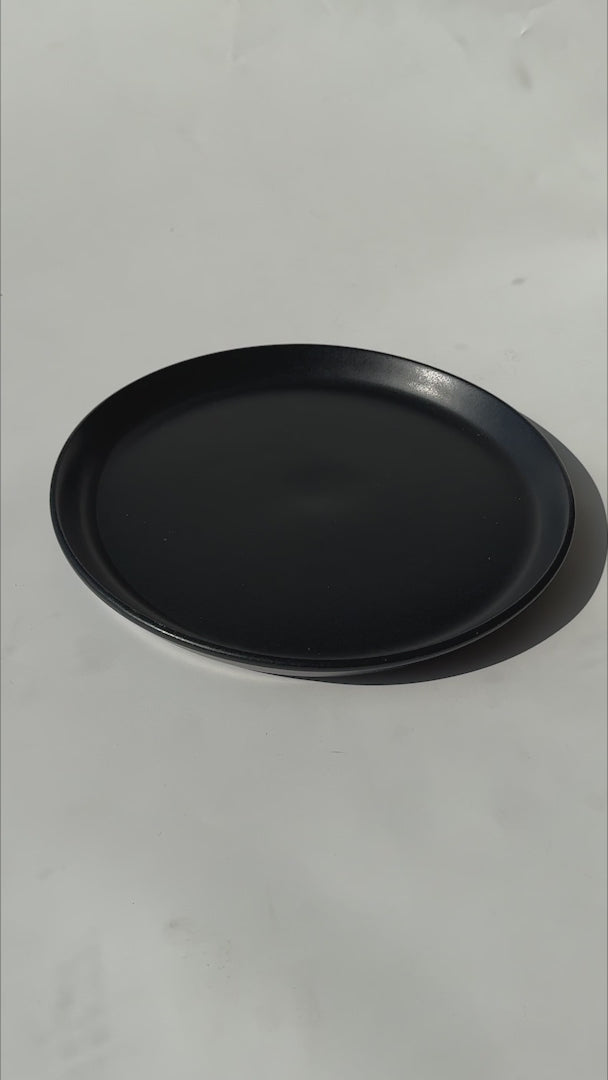 Cargar vídeo: Plato trinche de cerámica negro mate Bruce Ø 26 cm — video de producto
