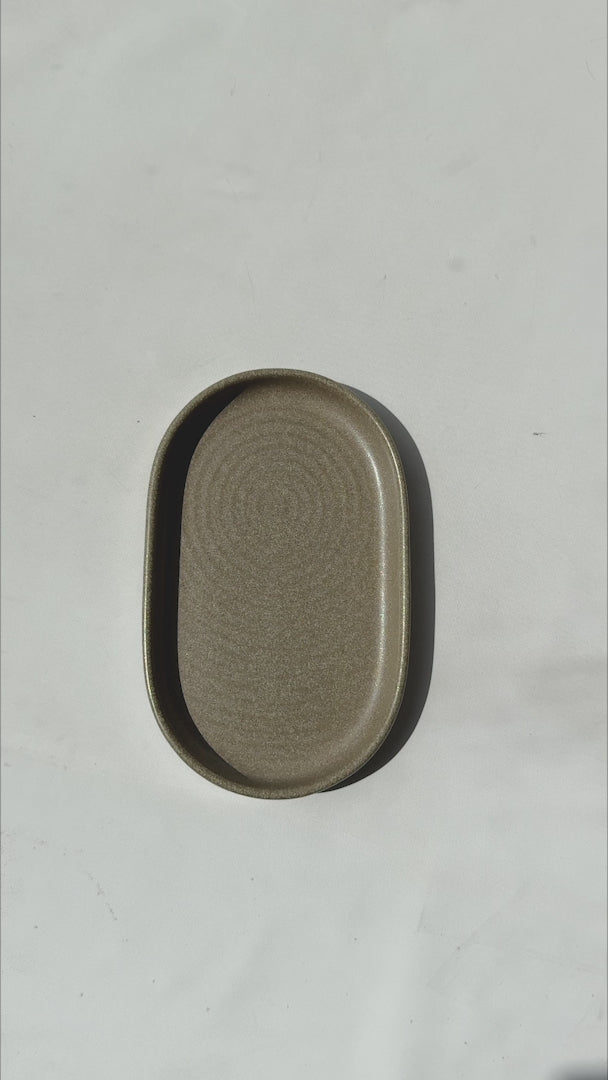 Video del plato ovalado de porcelana Adelfa Ripple 19 × 12 cm