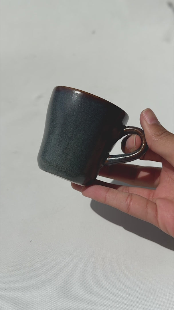 Cargar vídeo: Video de taza espresso de porcelana azul petróleo Glorie Kaff 90 ml