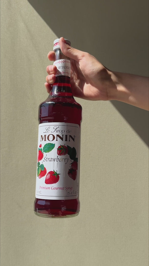 Cargar vídeo: Jarabe de fresa botella de vidrio Monin 750 ml — video de producto