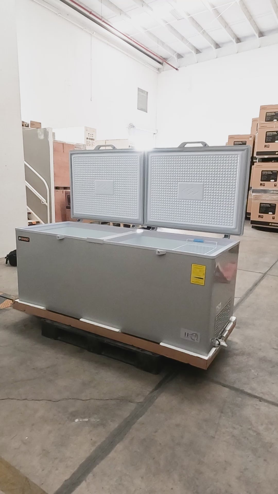 Cargar vídeo: Congelador / refrigerador horizontal función dual 5° a -24° C 24 pies / 662 L. Largo 194.5 cm, ancho 80.1 cm, alto 82.5 cm. Rhino CONGECO-24 — video de producto
