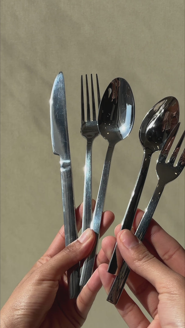 Cargar vídeo: video detalles cubiertos de mesa maha
