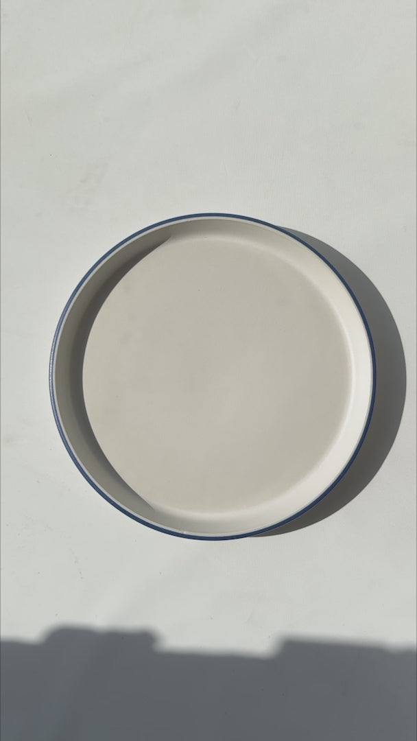 Cargar vídeo: Video del plato de cerámica blanco filo azul con borde elevado Ø 24 cm