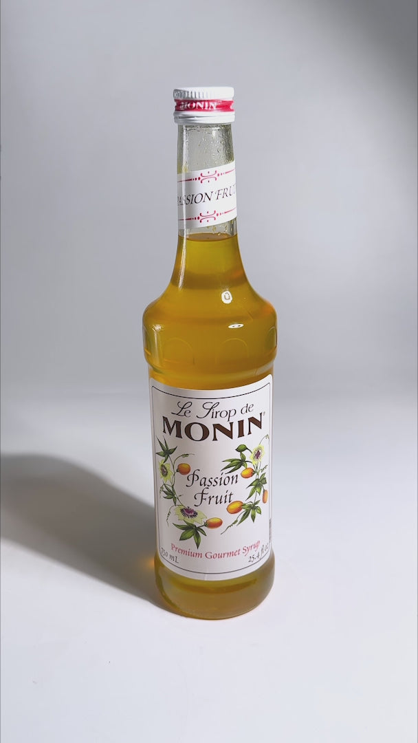 Cargar vídeo: Jarabe de passion friut botella de vidrio Monin 750 ml — video de producto