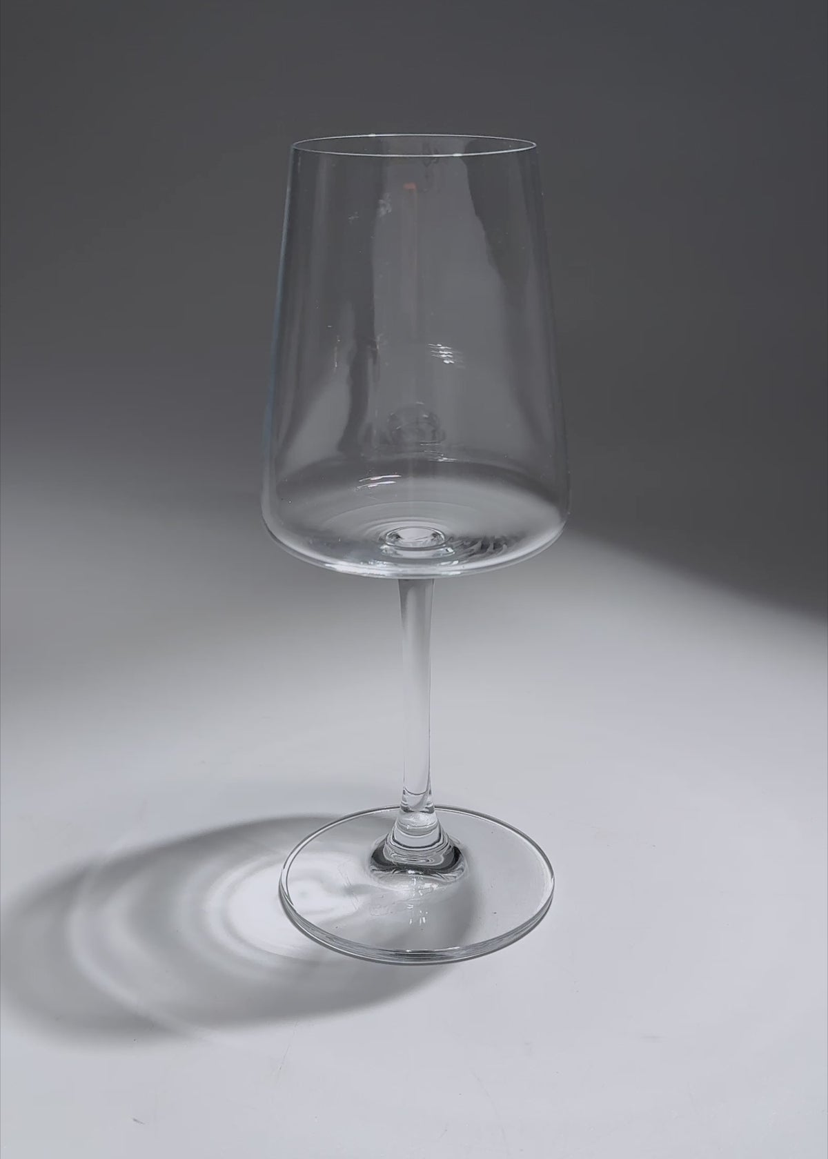 Cargar vídeo: Copa para vino tinto de vidrio transparente Vitra 400 ml — video de producto