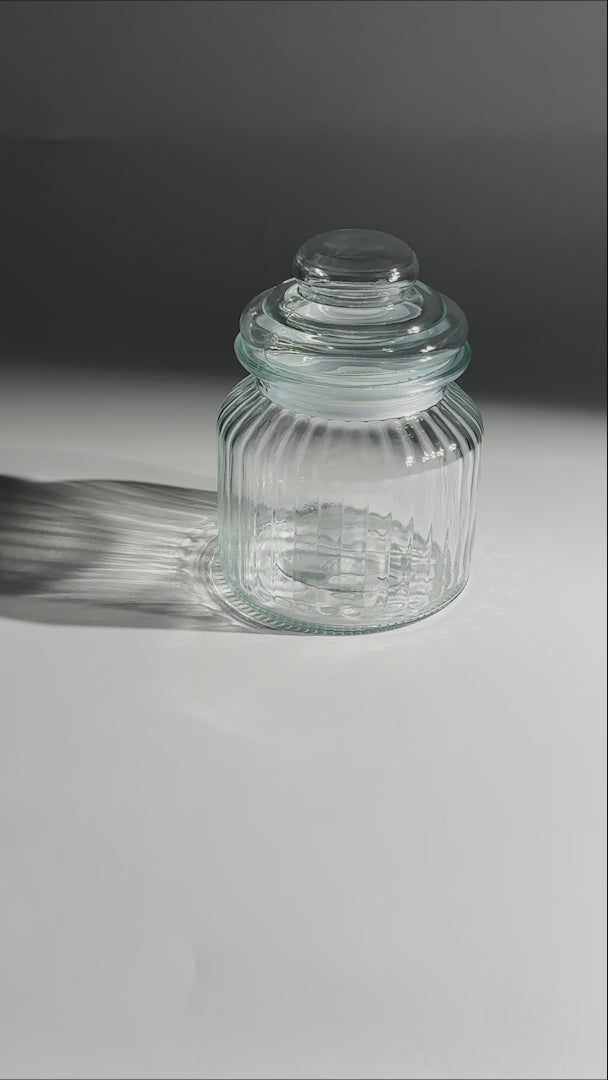 Frasco de vidrio estriado con tapa hermética para vela 300 y 650 ml — video de producto