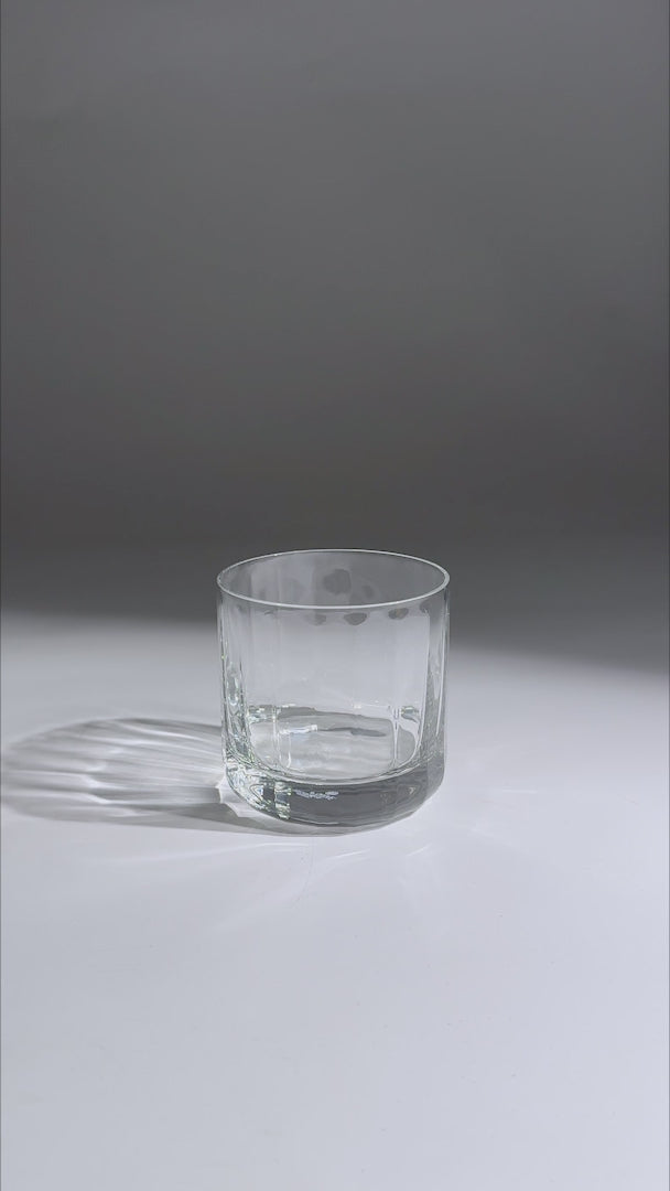 Cargar vídeo: Video de la base gruesa y diseño del vaso Radius para whisky