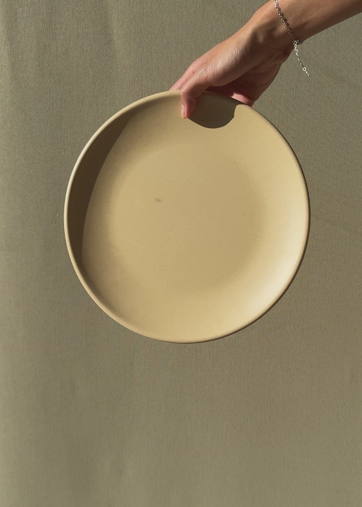 Cargar vídeo: Plato trinche de melamina arena mate de 26.7 cm