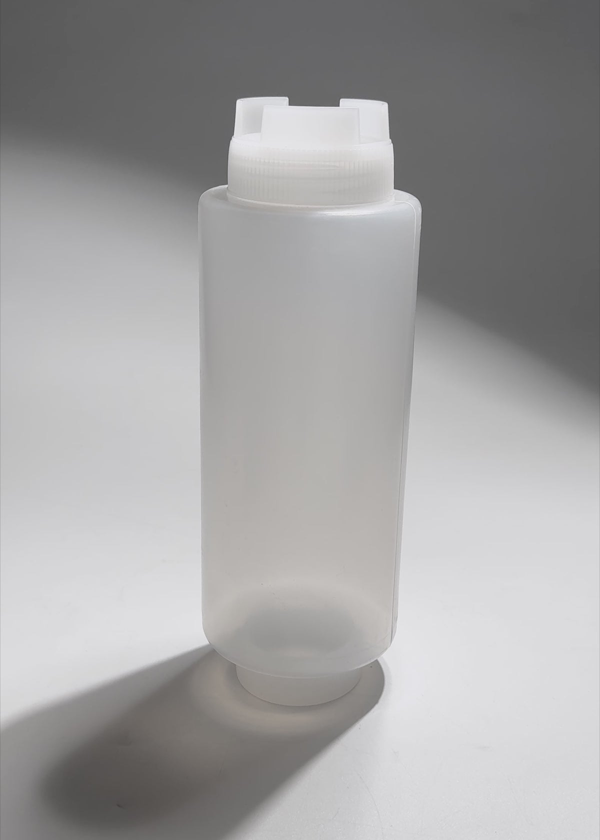 Cargar vídeo: Dispensador de aderezo con válvula de plástico transparente 24 oz