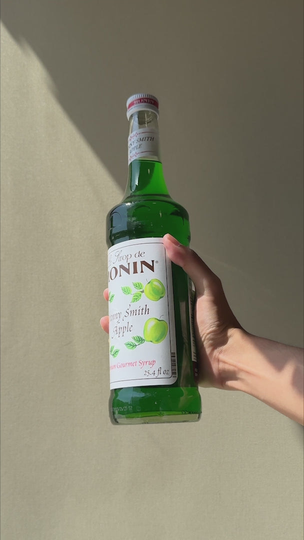 Cargar vídeo: Jarabe de manzana botella de vidrio Monin 750 ml — video de producto