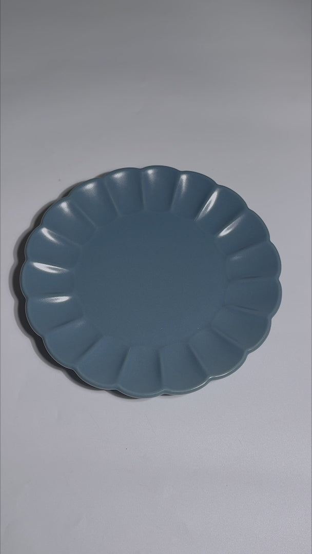 Plato trinche de cerámica premium azul mate Pétalo Ø 22 cm — video de producto