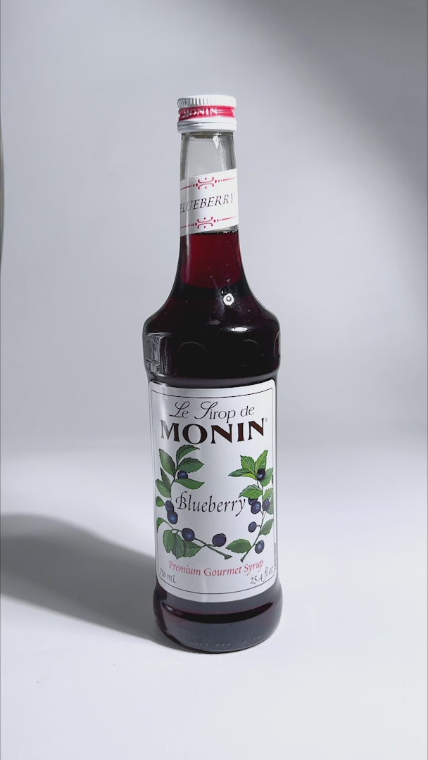 Cargar vídeo: Jarabe de mora azul botella de vidrio Monin 750 ml — video de producto