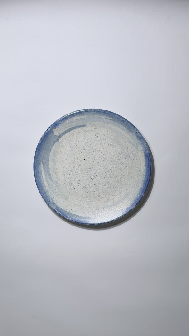 Cargar vídeo: Video del acabado moteado y borde azul del plato Harena de 21 cm