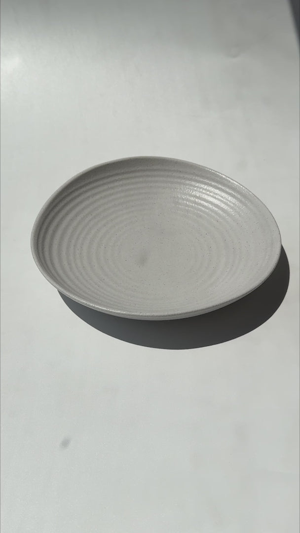 Cargar vídeo: Video del plato hondo de porcelana Liora Ripple 350 ml