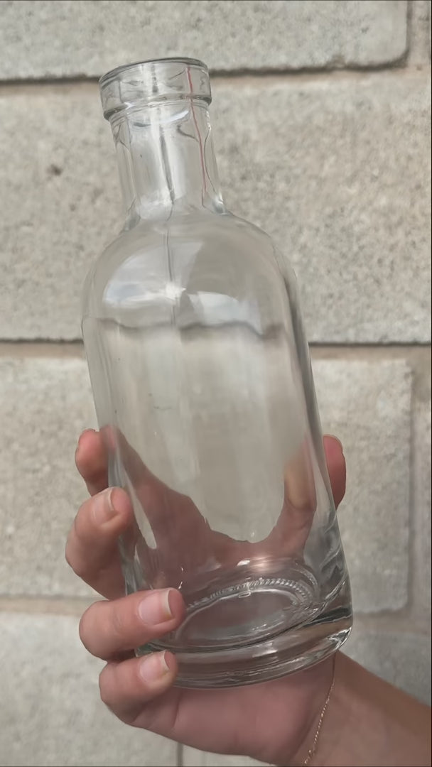 Cargar vídeo: Botella mezcalera de vidrio transparente Premium Liverpool de 375 ml — video de producto
