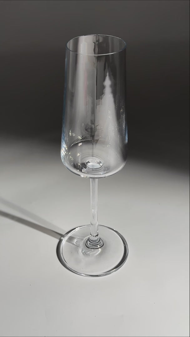Cargar vídeo: Copa flauta para champaña de vidrio transparente Kronoz 230 ml — video de producto