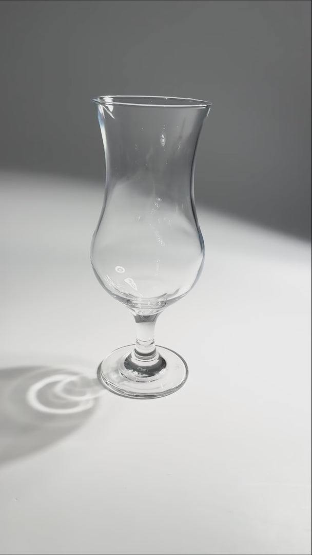 Cargar vídeo: Copa para cóctel de vidrio transparente Huracan 355 ml — video de producto